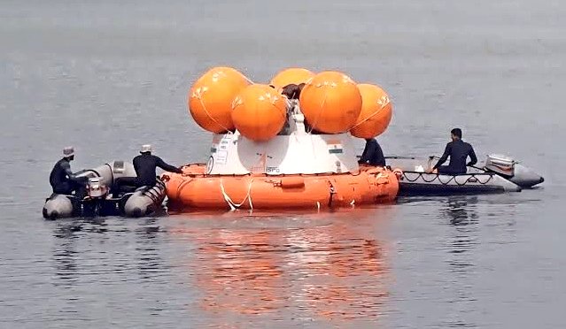 The crew escape system of Gaganyaan was successfully tested: It was launched to an altitude of 17 kilometers and landed in the Bay of Bengal using a parachute after 8 minutes.