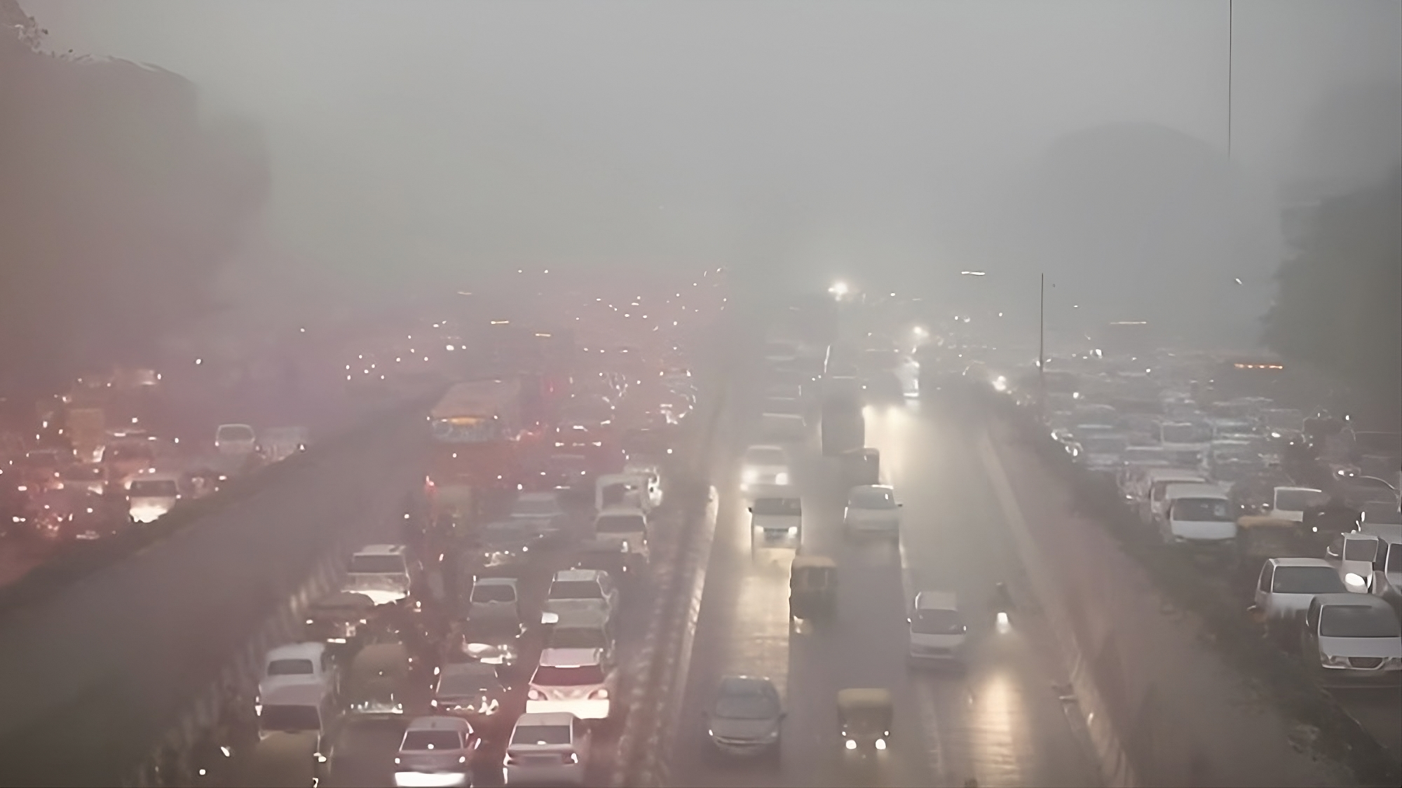 Delhi’s Air Quality Index (AQI) is’ severe’ for 5th consecutive day; city schools are shifting classes online !