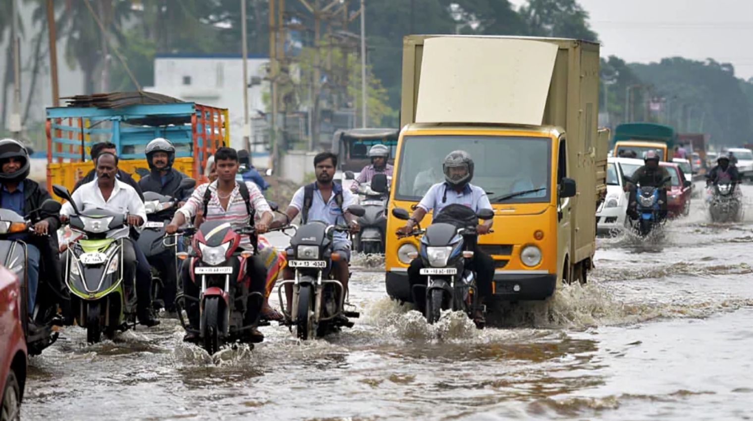 Chennai heavily affected by rain, resulting in extensive traffic jams. Meteorologists predict that additional showers are likely to occur in the future !