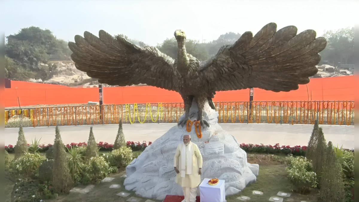 PM Modi reveals the Jatayu statue and bestows flower petals upon the diligent workers responsible for constructing the Ram Temple!