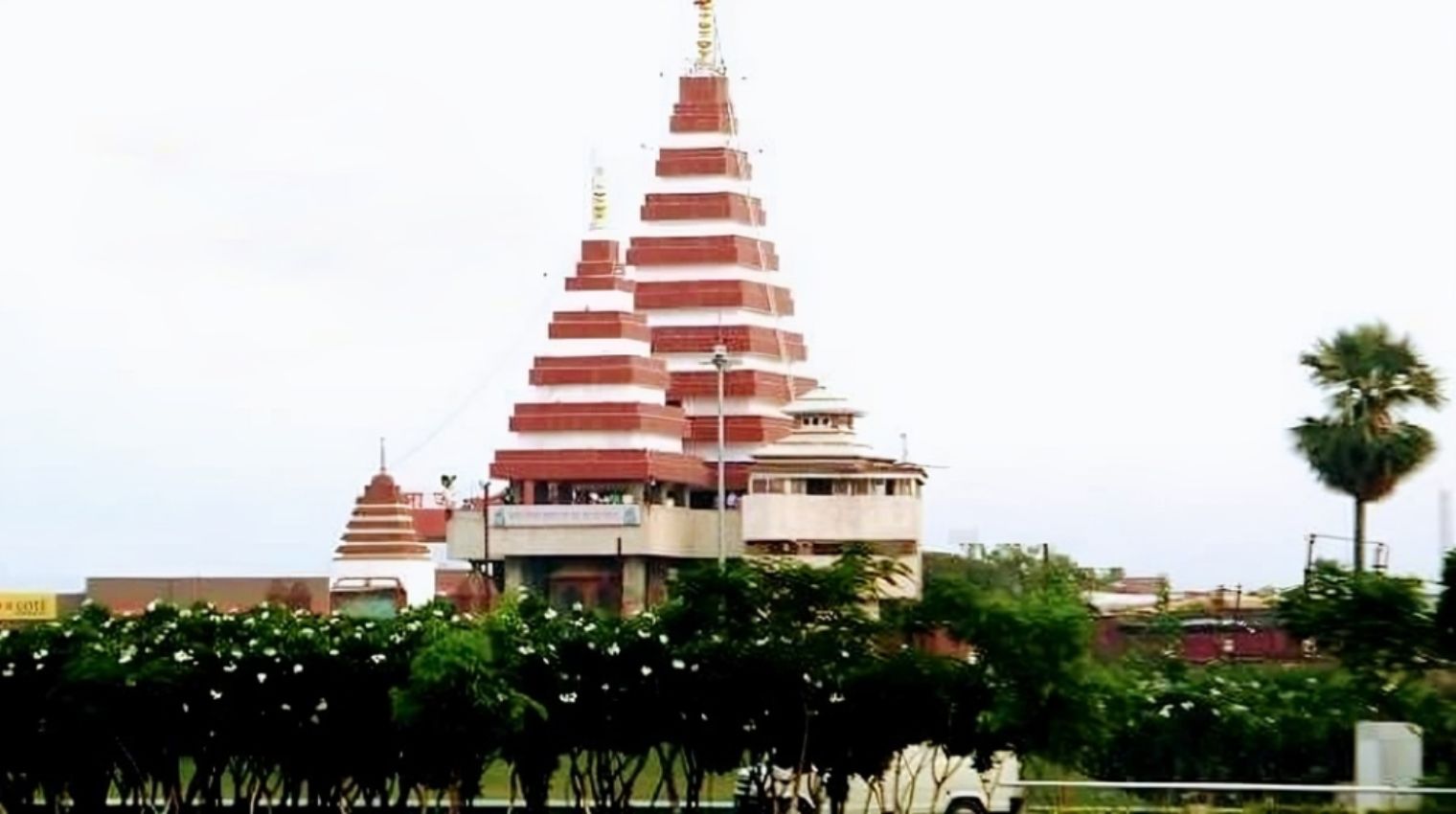 If you plan to visit Ram Lala, there is no need to be concerned about food as this temple in Bihar has taken on the responsibility !