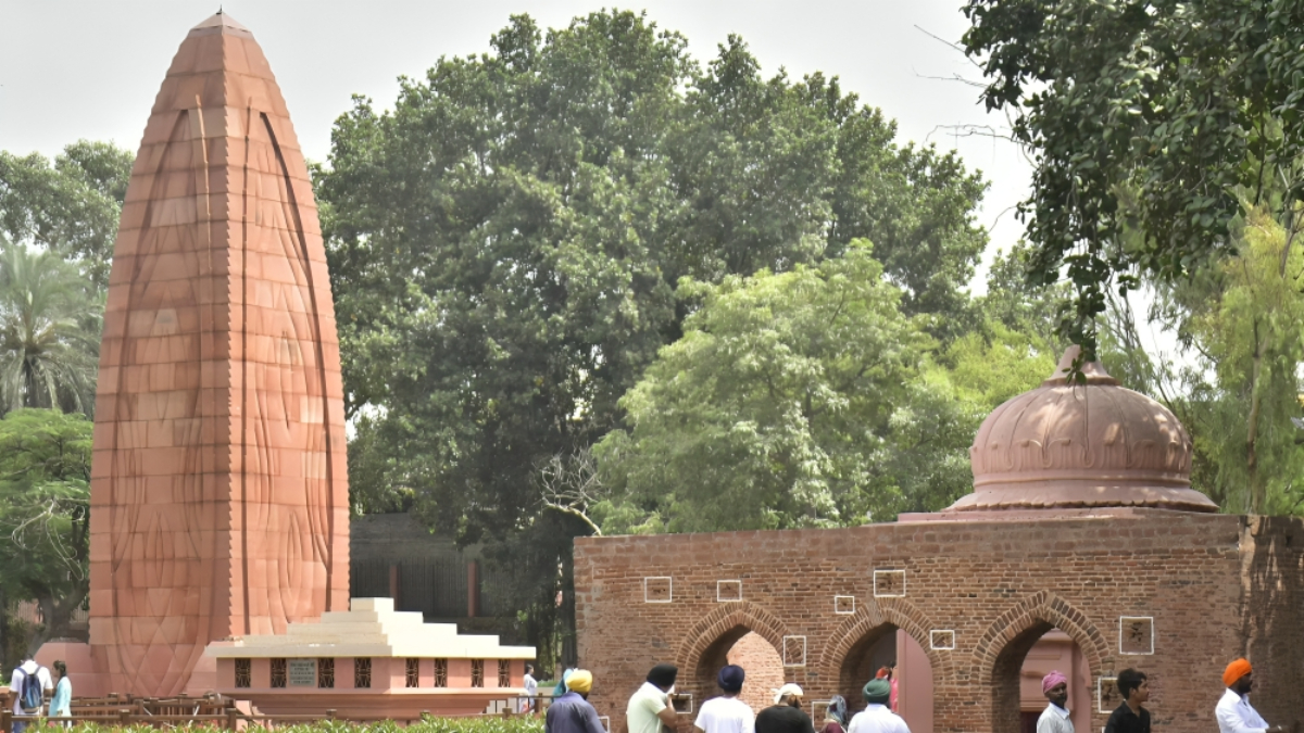 On the anniversary of the Jallianwala Bagh Massacre, PM Modi, President Murmu, & various other political leaders paid their respects to the victims !