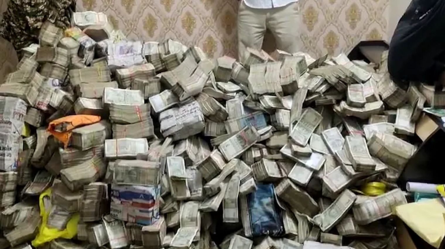 “Jharkhand Minister’s Linked Raids Unearth 25 Crore Cash Stash in Help’s House”