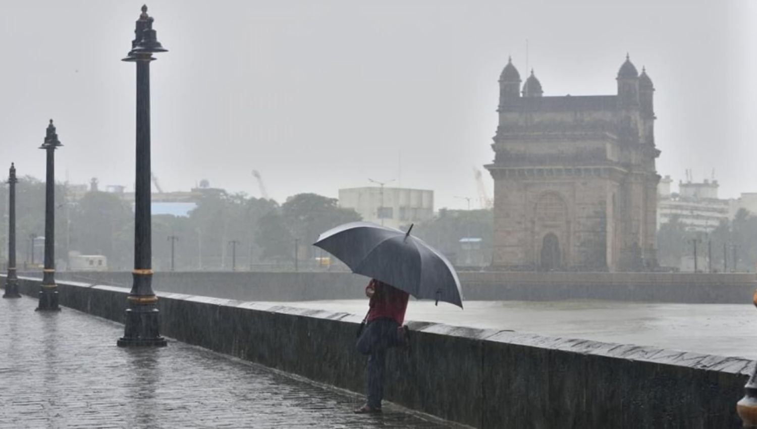 “Mumbai Monsoon Madness: Viral Videos Capture Dust Storms, Dark Clouds, and Cyclonic Winds Across the City!”