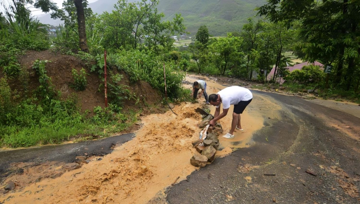 Floods in Manipur’s Imphal affect thousands of people !