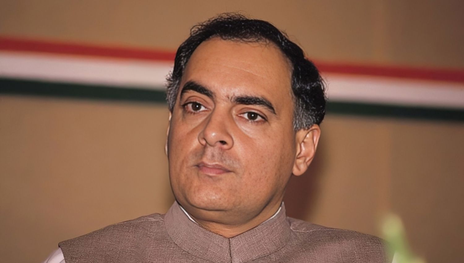 PM Modi Honors Former PM Rajiv Gandhi on His Death Anniversary !