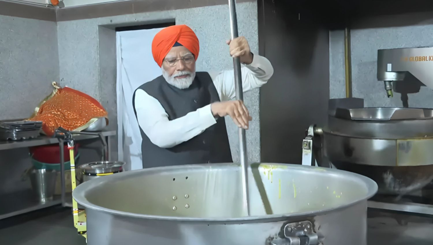 “PM Modi’s Turbaned Gesture: Serving Langar at Patna Gurdwara”