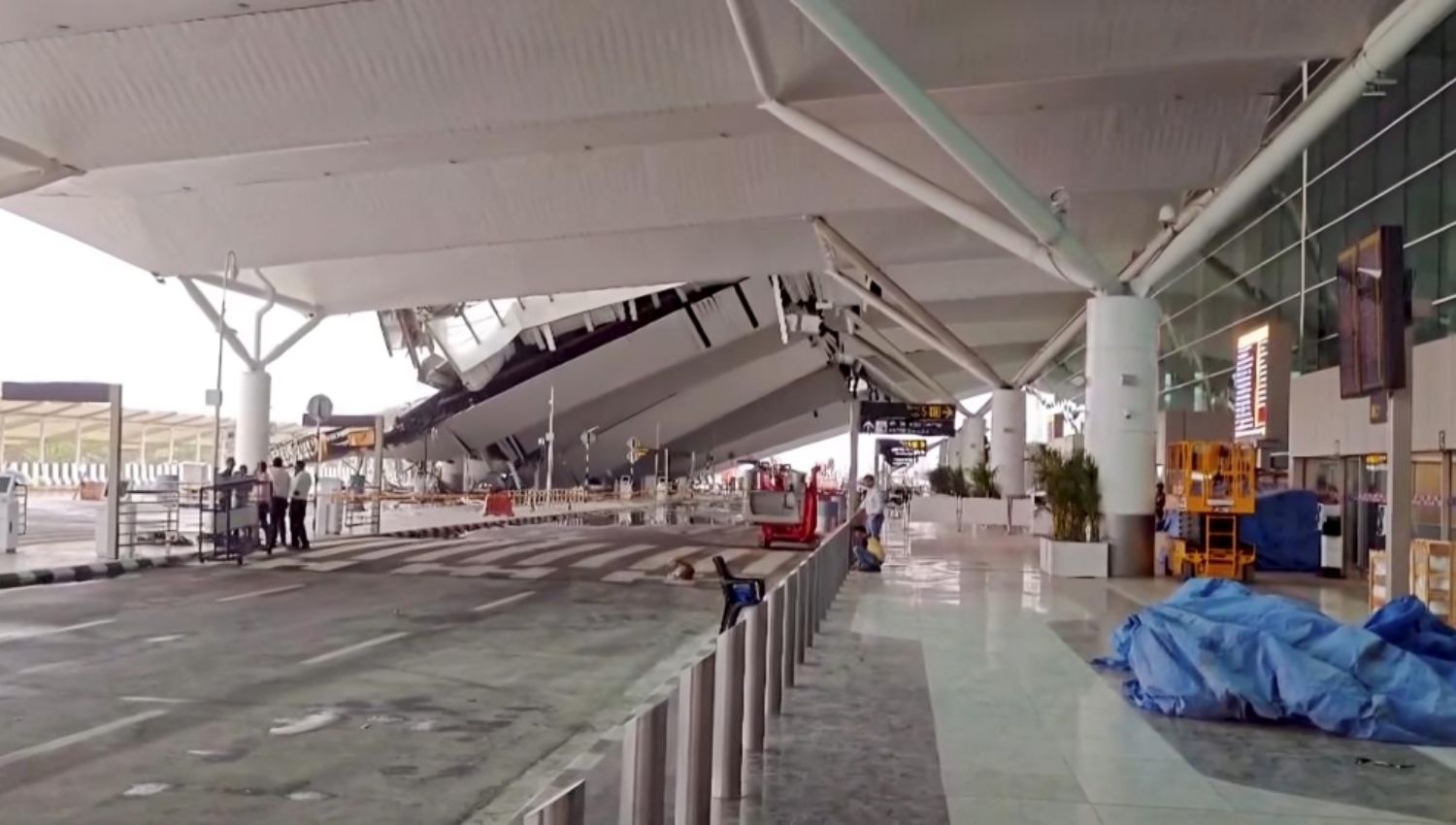 Minister Defends 2009 Construction Amid Criticism Over Delhi Airport T1 Roof Collapse !