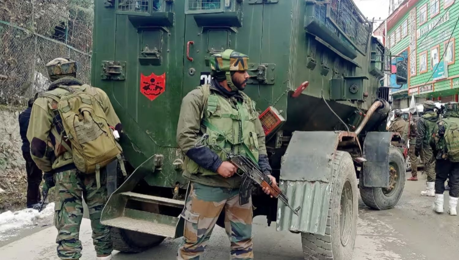 Jammu & Kashmir: Security Forces Engage Militants in Pulwama Encounter !