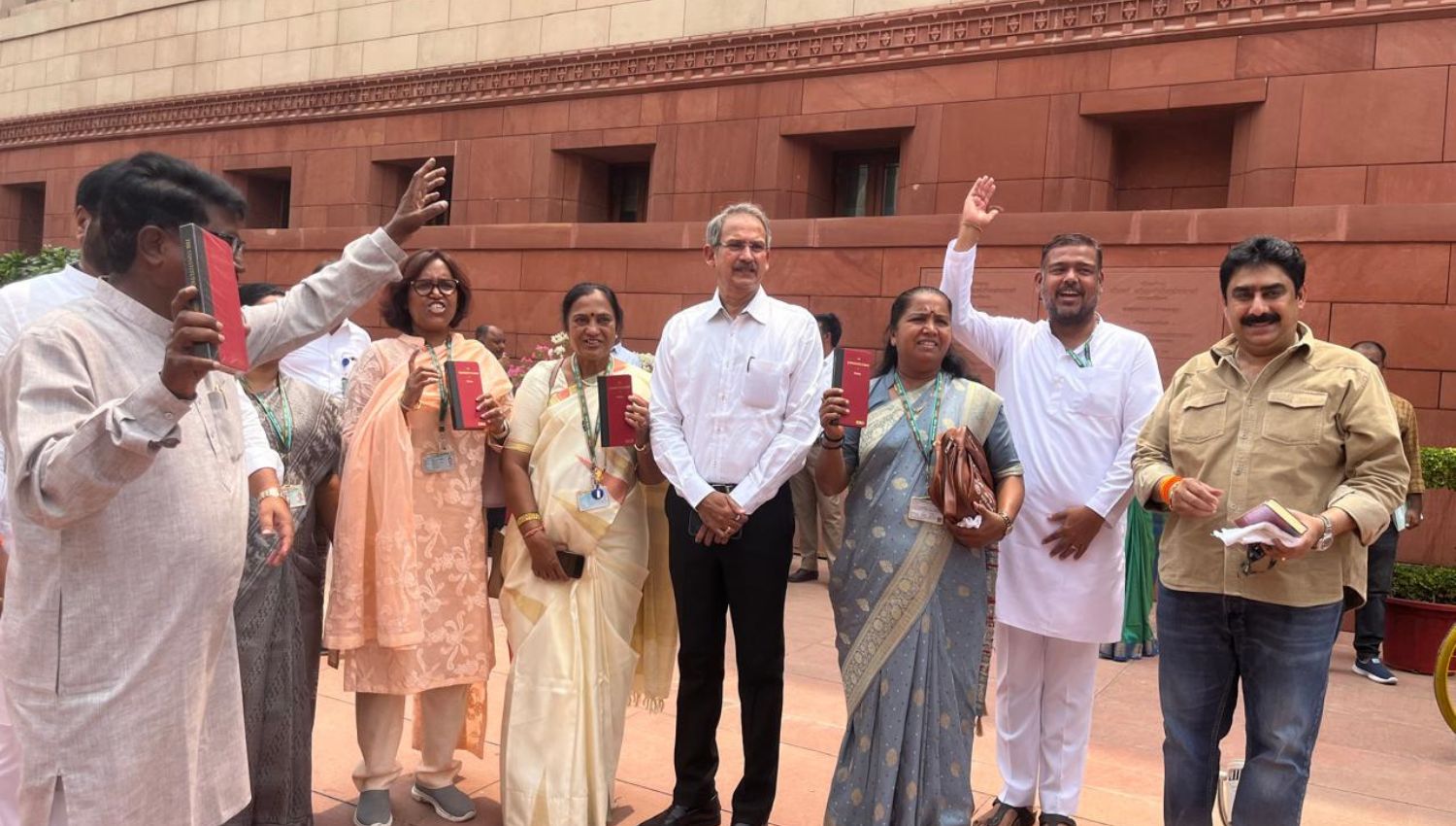 Leaders of INDIA Bloc Protest Outside Parliament – Live Updates from Lok Sabha Session !