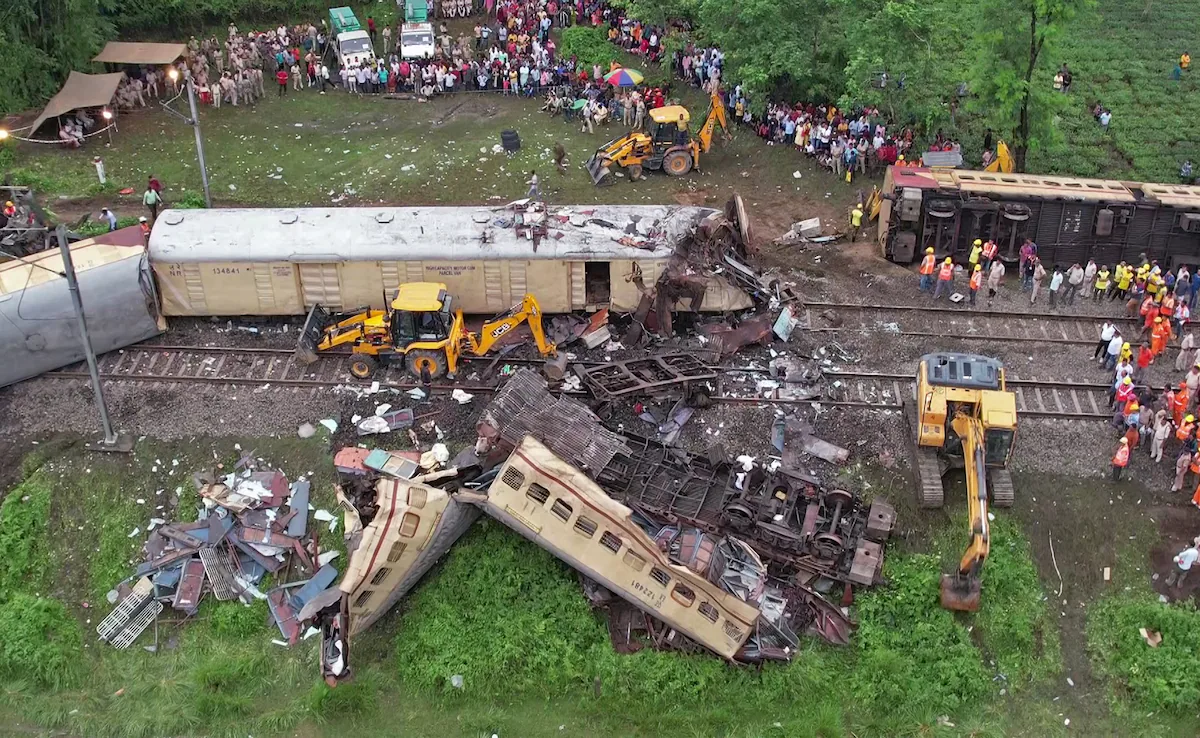 “Human Error or Signal Failure? Uncovering the Causes Behind the Tragic Bengal Train Crash That Claimed 9 Lives”