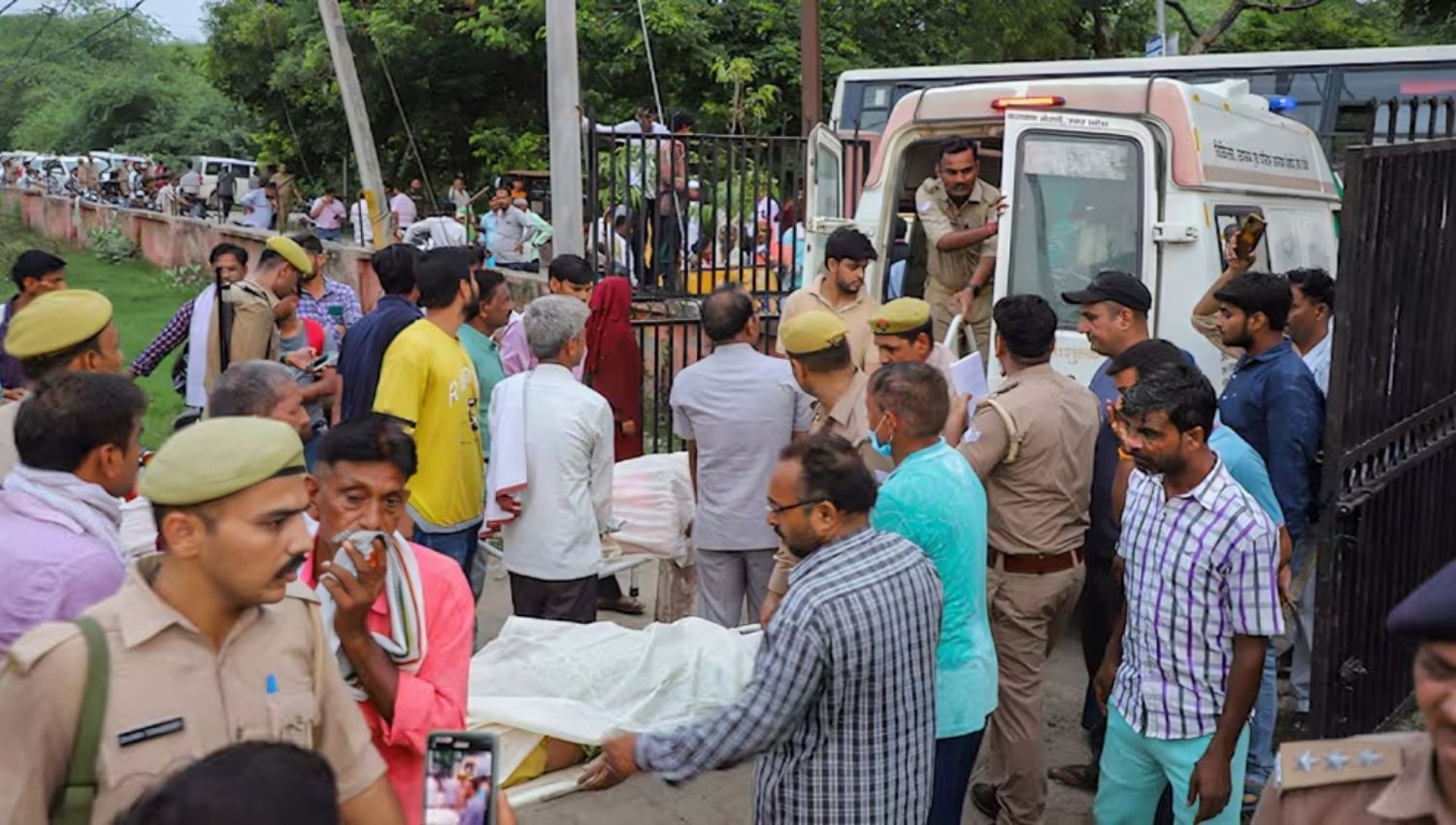 Hathras Stampede Tragedy: Overcrowding Blamed as Death Toll Reaches 121, Godman Evades Capture!