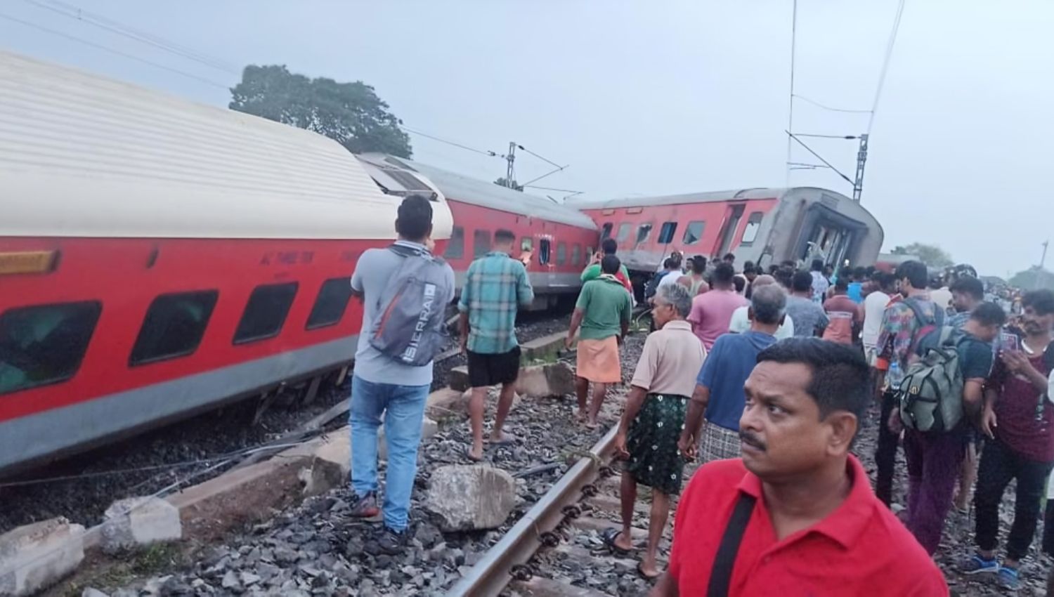 Howrah-Mumbai Train Derailment: Tragedy Strikes as 18 Coaches Derail in Jharkhand, 2 Dead, 20 Injured !