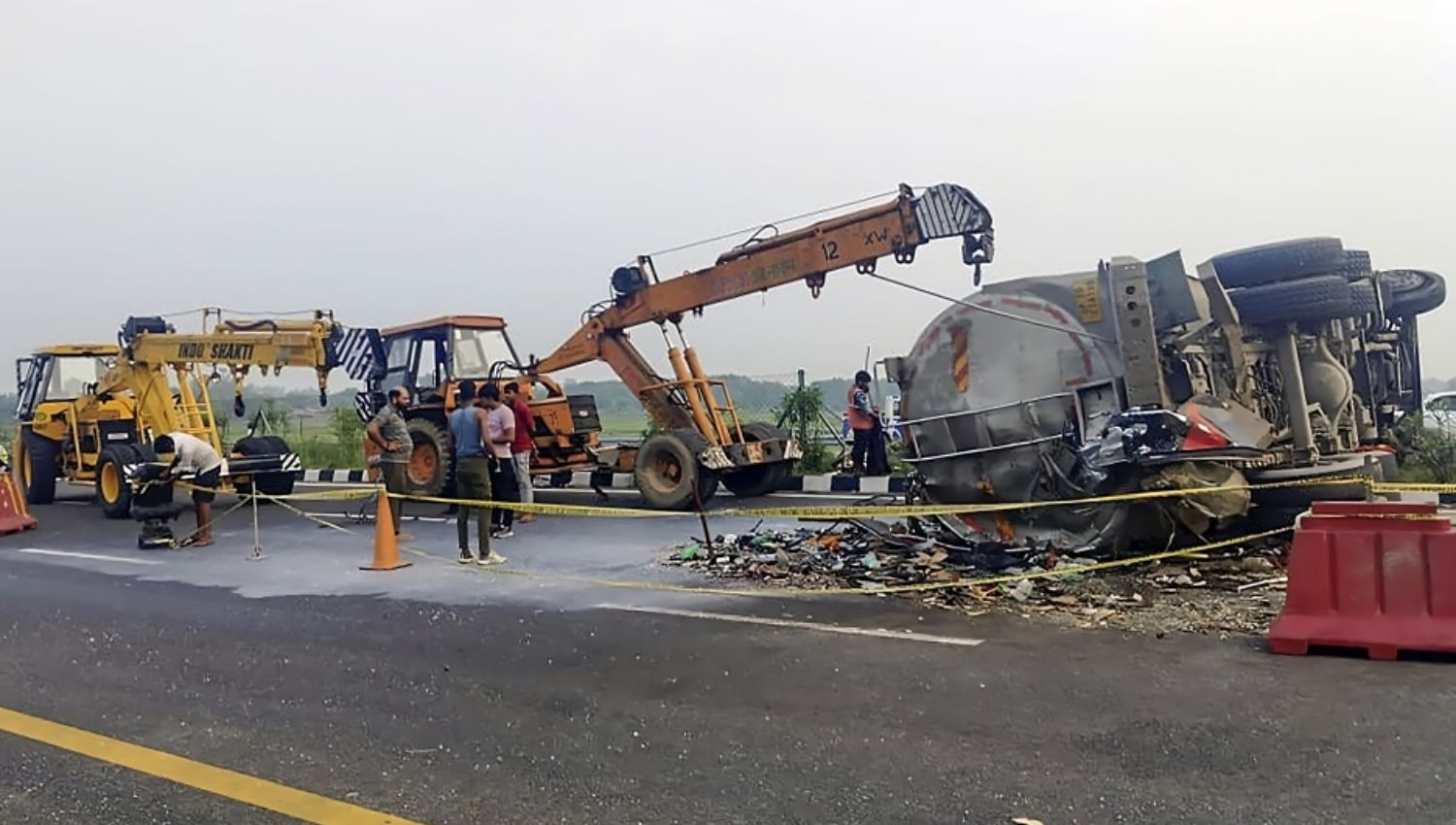 “Fatal Crash on Lucknow-Agra Expressway: Bihar-Delhi Bus Collides with Milk Tanker, 18 Lives Lost”