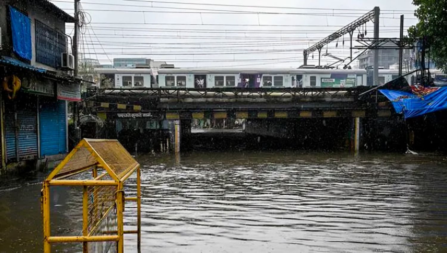 Mumbai Rains Updates: BMC Predicts High Tide, IMD Issues ‘Red Alert’ for Heavy Showers in Next Few Hours !