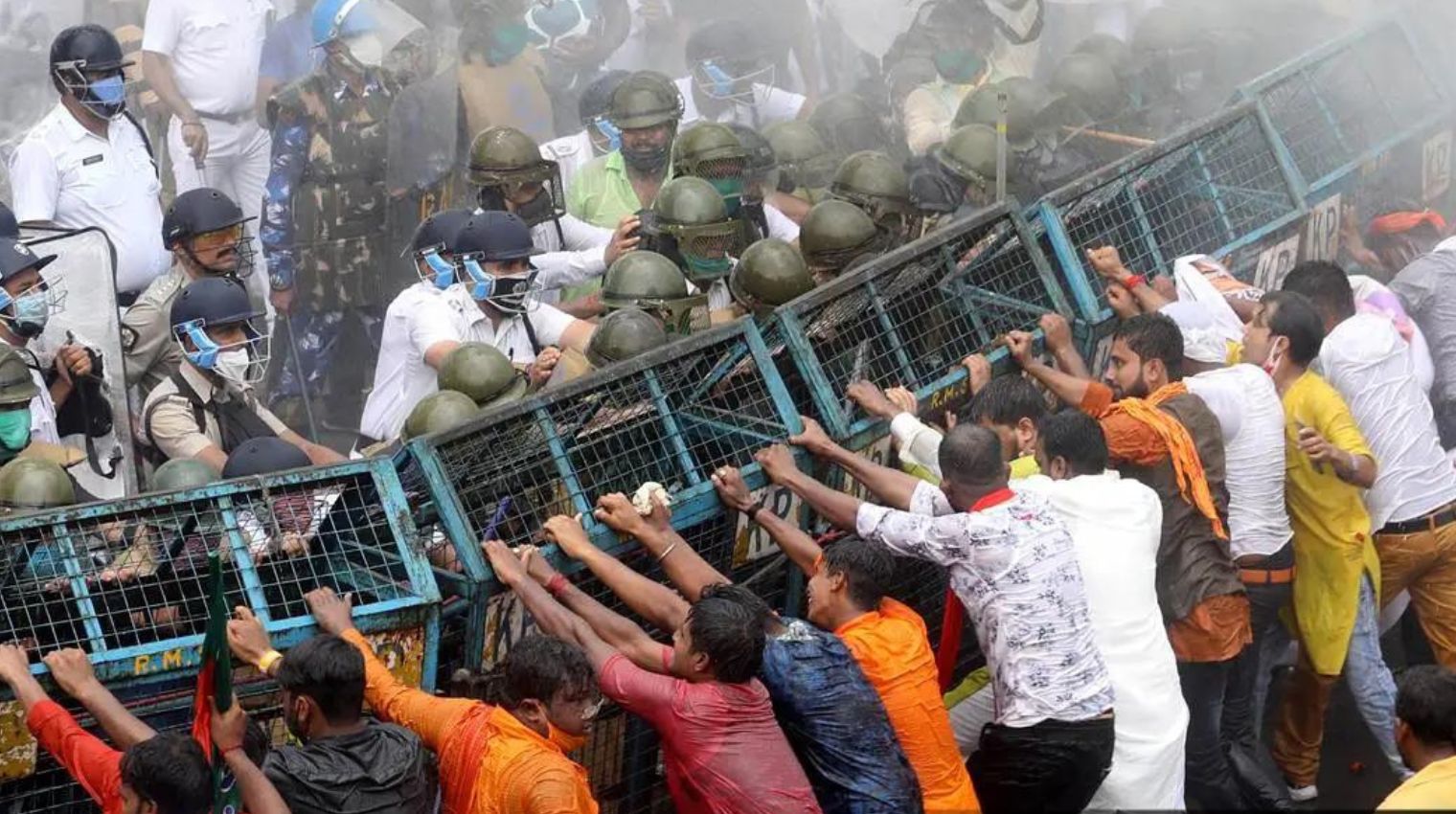 Nabanna Protests Escalate: Kolkata Police Deploy Tear Gas and Water Cannons as Barricades Fall !