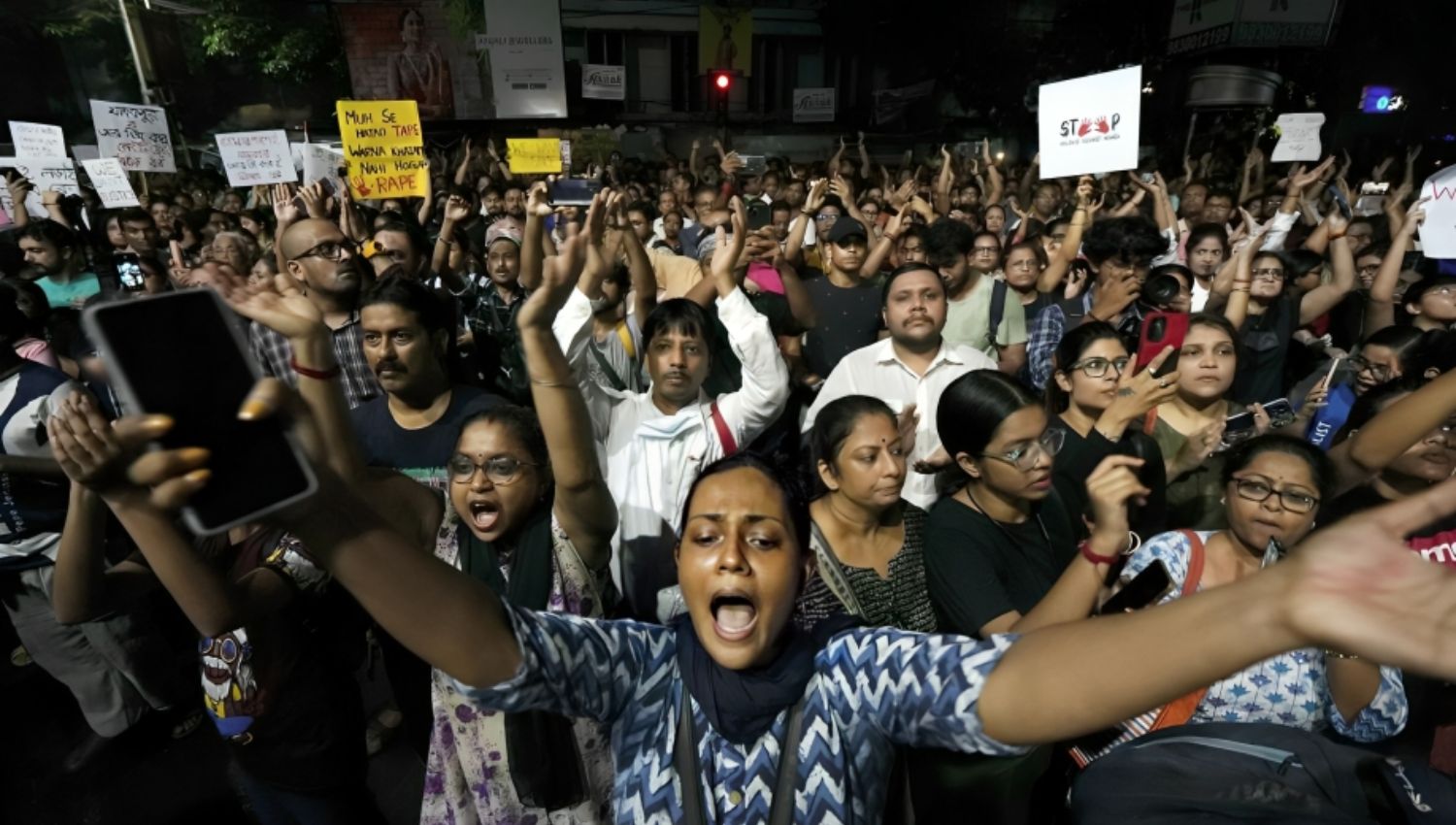 Kolkata Hospital Chaos: Doctor Raped and Killed ,Tear Gas Deployed to control mob rampage !