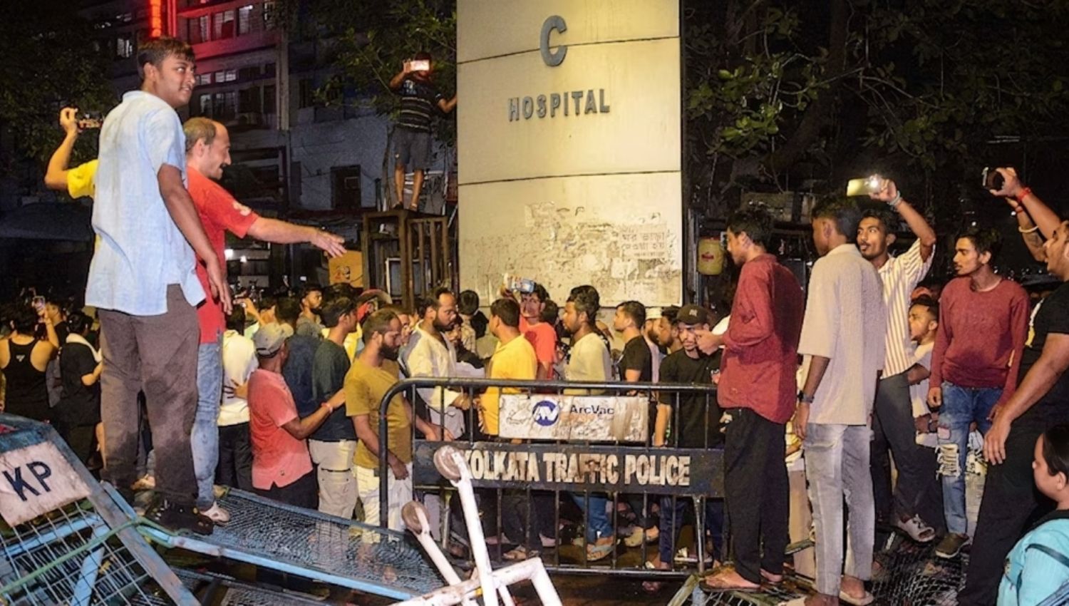 Kolkata Hospital Nurse Reveals Midnight Mob Terror: ‘Cops Pleaded for Hiding !