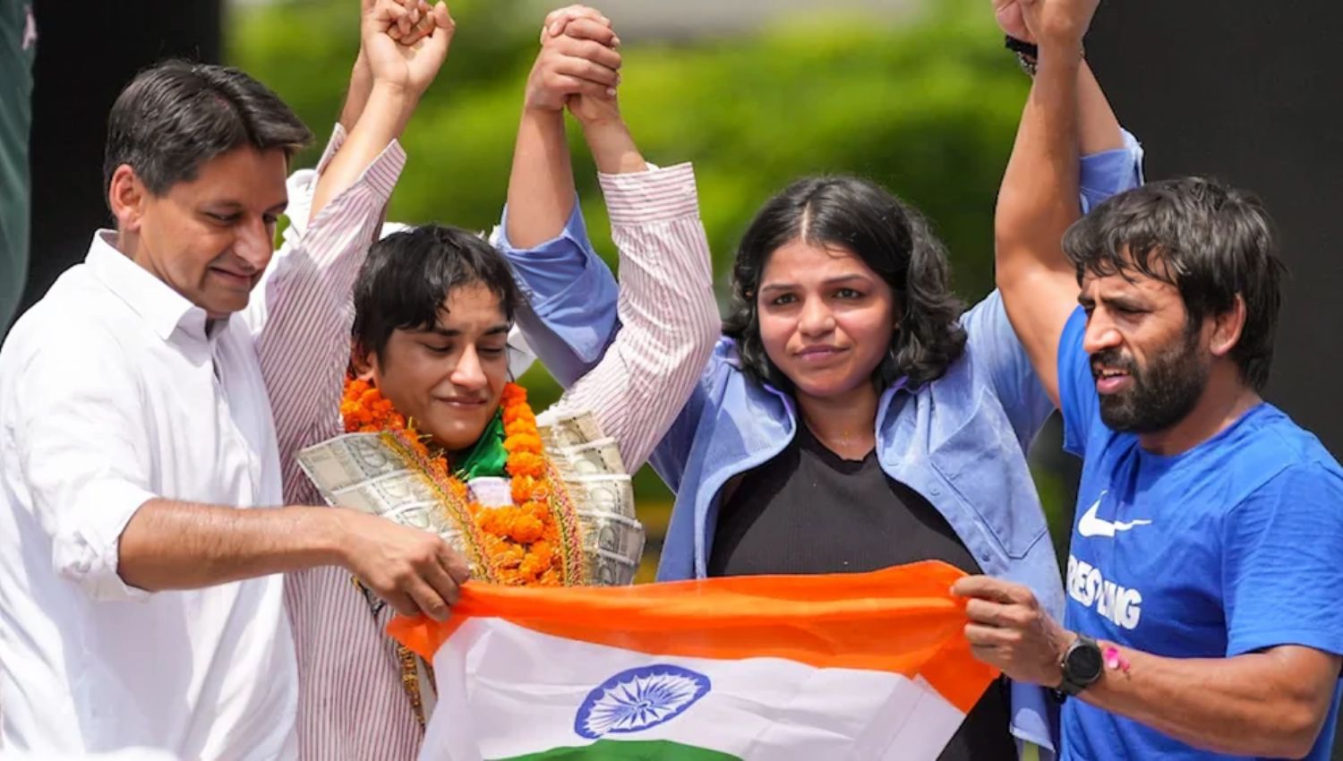 Vinesh Phogat Returns to India After Paris Heartbreak, Breaks Down in Tears !