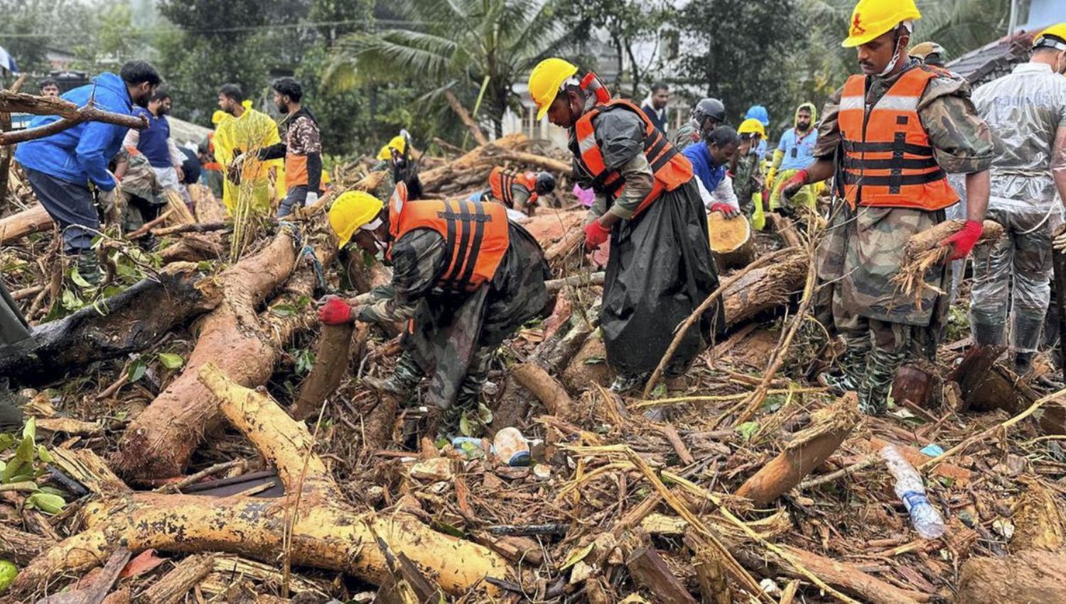 Wayanad Landslides_ Death Toll Surpasses 200; Rahul and Priyanka Gandhi to Visit Relief Camps; Kerala CM Pinarayi Vijayan Leads Review Meeting !