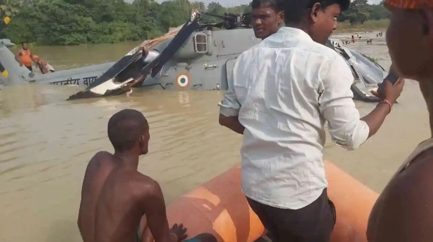 Tragedy in the Skies: Rescue Helicopter Crashes into Floodwaters in Muzaffarpur, Survivors Rescued !