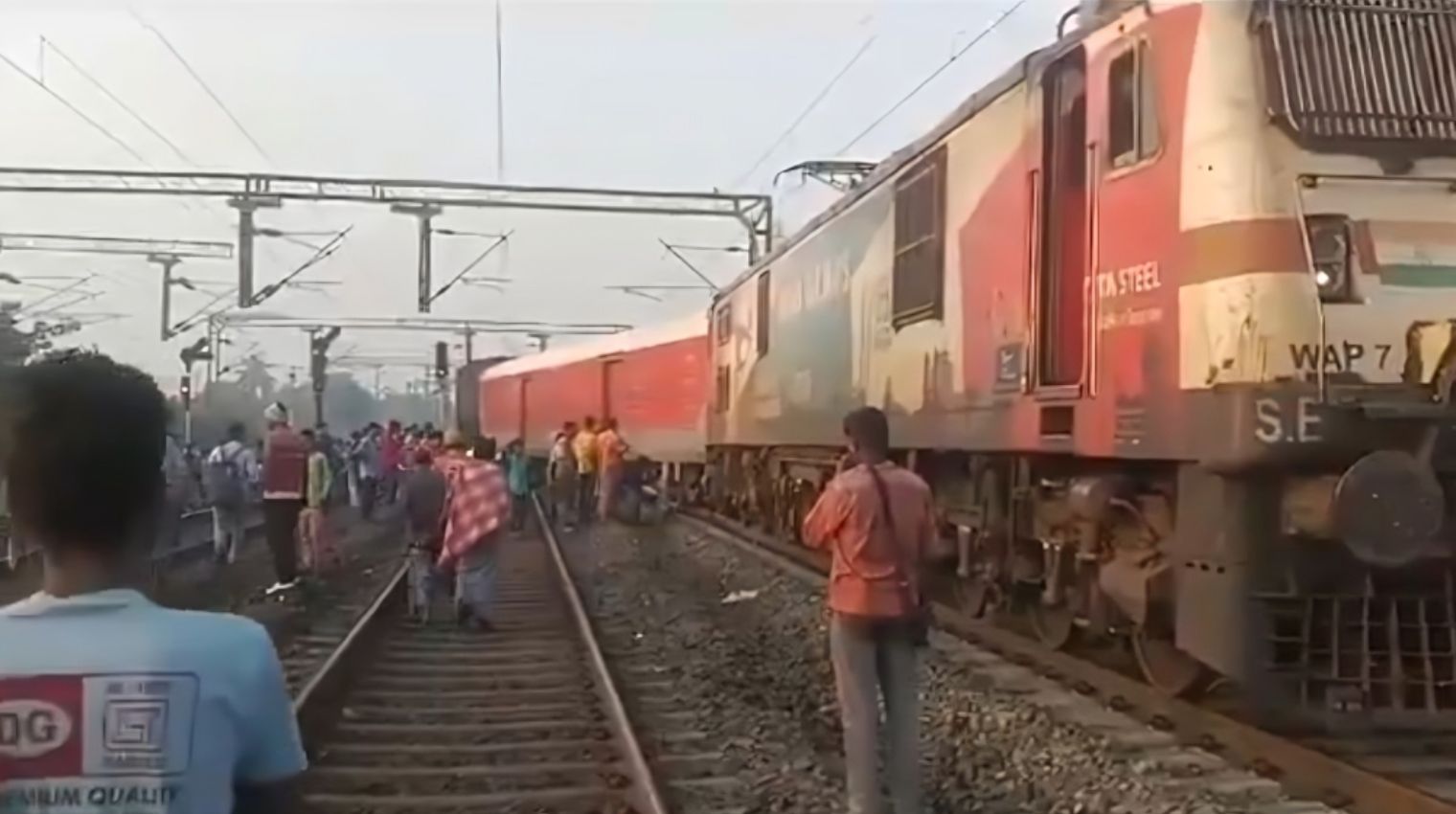 Three Coaches of Secunderabad-Shalimar Express Derail in Nalpur: Disruption in West Bengal Rail Services!